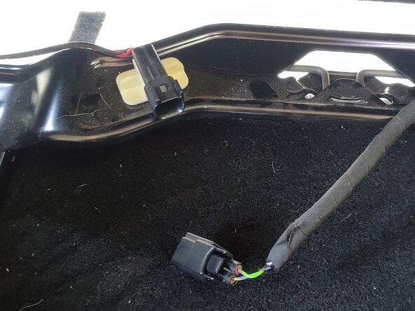 Removing Ford Transit Connect Second Generation Back seat: passo 2, immagine 2 di 2