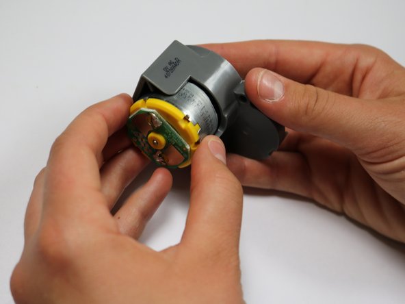 iRobot Roomba 880 Side Brush Motor Replacement: crwdns2935265:010crwdnd2935265:02crwdnd2935265:03crwdne2935265:0