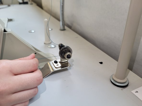 Juki DDL-8700 Bobbin Replacement: шаг 5, изображение 2 из 3