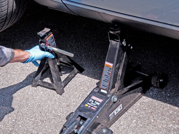 1984-1991 BMW 3 Series Oil Change (Straight 6 Models), Lowering the Car: crwdns2935265:014crwdnd2935265:02crwdnd2935265:02crwdne2935265:0