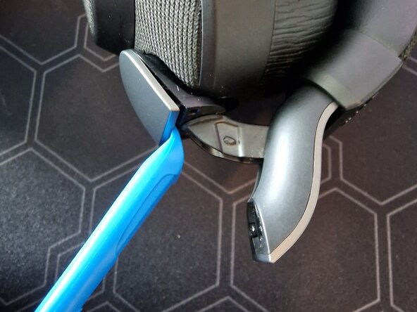 Jabra Elite 85h on/off Switch Replacement, removing the plastic cap on the right side: crwdns2935265:01crwdnd2935265:02crwdnd2935265:03crwdne2935265:0