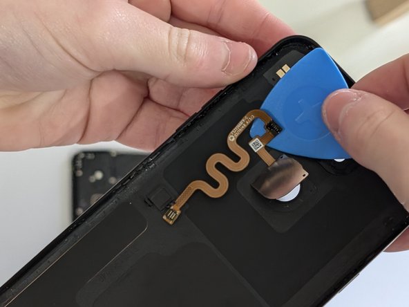 LG K40S Back Panel Replacement, Removing fingerprint scanner from old back panel: stap 0, afbeelding 3 van 3