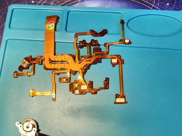 Sony A7 II Top Flex Cable replacement, Attaching the scroll wheel to the new Top Flex Cable: crwdns2935265:030crwdnd2935265:01crwdnd2935265:03crwdne2935265:0