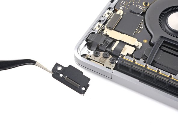 MacBook Pro 13" Four Thunderbolt Ports 2020 Screen Replacement, Remove the hinge covers: crwdns2935265:015crwdnd2935265:02crwdnd2935265:03crwdne2935265:0