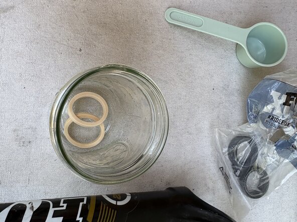 Fox32 Mountain Bike Front Air Suspension Fork Seal and Oil Replacement: étape 35, image 1 de 3