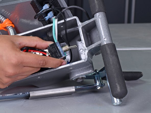 Clarke Floor Sander 07012A 2012 Control Switch Replacement, Remove the control switch: crwdns2935265:011crwdnd2935265:03crwdnd2935265:03crwdne2935265:0