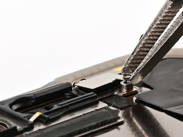 iPhone 16 Pro Max Screen Replacement, Install the ambient light sensor bracket: 步骤 29 中的图像 3，3