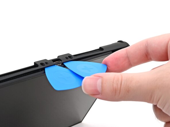 Nintendo Switch 2 Microphone Replacement, Insert a second opening pick: crwdns2935265:015crwdnd2935265:02crwdnd2935265:03crwdne2935265:0