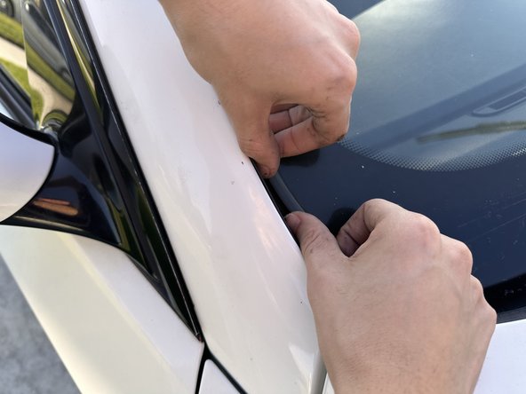 2010 BMW 335i Coupe Windshield Seal Replacement: crwdns2935265:07crwdnd2935265:03crwdnd2935265:03crwdne2935265:0