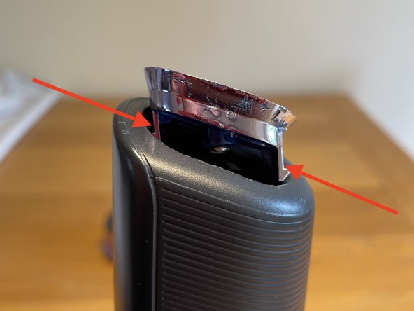 Eufy HomeVac H11 Battery Replacement, Pry open the handle vent cover: crwdns2935265:04crwdnd2935265:03crwdnd2935265:03crwdne2935265:0