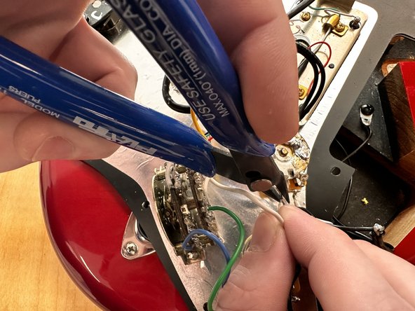 Fender Stratocaster Volume Potentiometer Replacement: passo 10, immagine 2 di 3