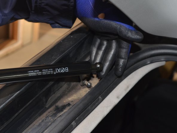 2005-2010 Scion tC Liftgate Support Strut Replacement: passo 4, imagem 1 %32