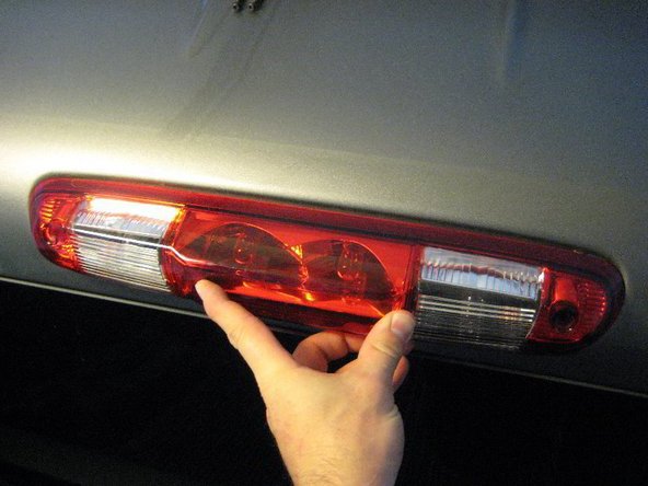 1999-2007 Chevrolet Silverado High Mount Brake/Tail Lamp Installation: crwdns2935265:00crwdnd2935265:01crwdnd2935265:03crwdne2935265:0