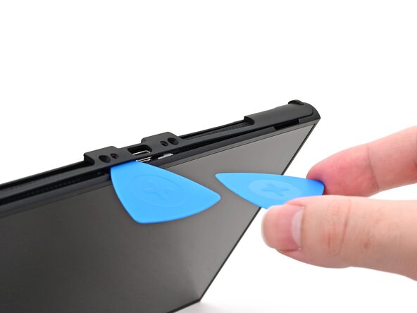 Nintendo Switch 2 Microphone Replacement, Insert a second opening pick: crwdns2935265:015crwdnd2935265:01crwdnd2935265:03crwdne2935265:0