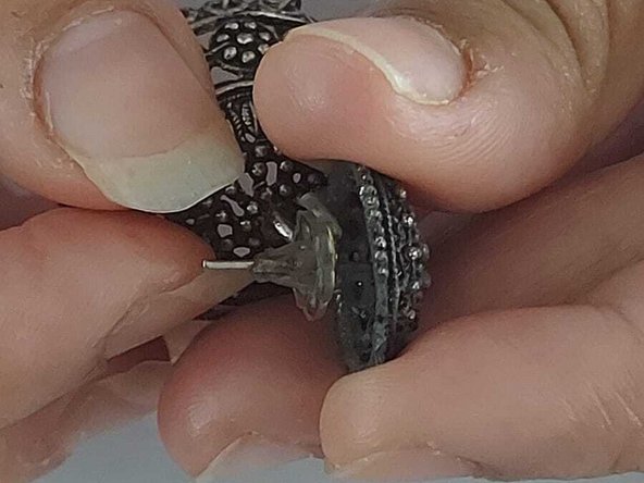 How to Reattach a Broken Jhumki Style Earring: crwdns2935265:06crwdnd2935265:02crwdnd2935265:03crwdne2935265:0