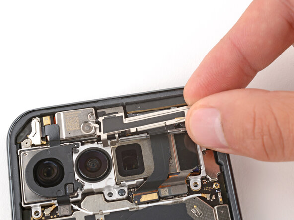 Google Pixel 10 Pro XL Front Camera Replacement, Install the front camera bracket: 28 단계, 이미지 3개 중 1개