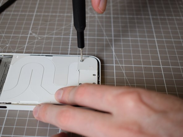 Nothing Phone (2a) Battery Replacement, Remove x4 T5 screws at the bottom: crwdns2935265:012crwdnd2935265:02crwdnd2935265:03crwdne2935265:0