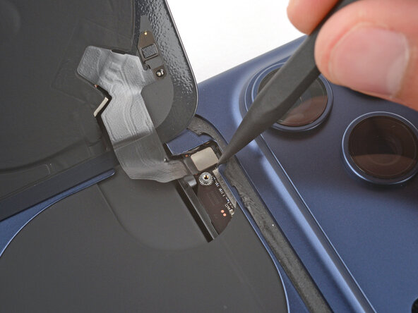 iPhone 17 Pro Back Glass Replacement, Disconnect the back glass: crwdns2935265:011crwdnd2935265:01crwdnd2935265:02crwdne2935265:0