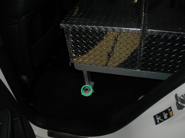 Installing Mercedes W166 RAV Tool Box: crwdns2935265:013crwdnd2935265:03crwdnd2935265:03crwdne2935265:0