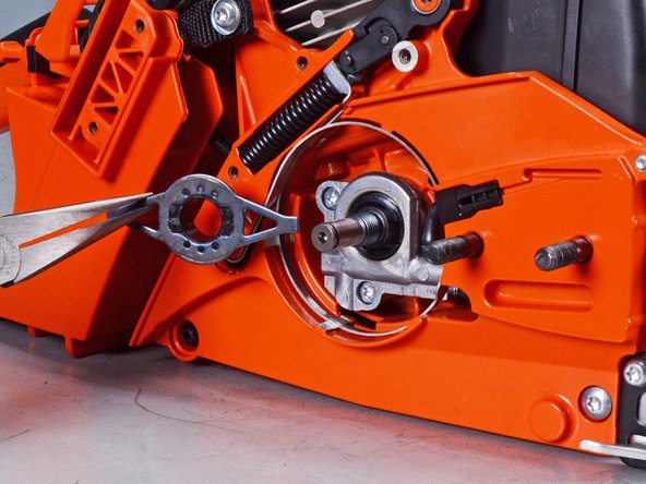 Echo Chain Saw CS590 2019 Oil System Replacement, Remove the collar: crwdns2935265:029crwdnd2935265:03crwdnd2935265:03crwdne2935265:0