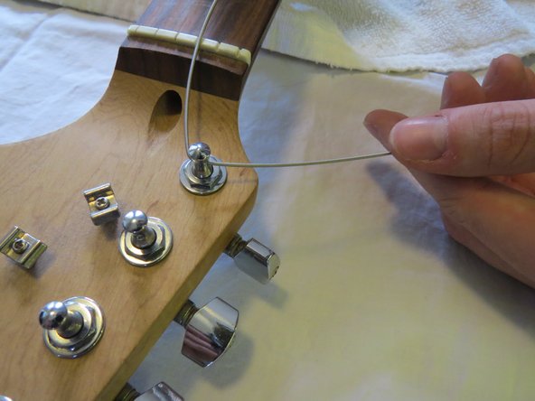 Fender Starcaster String Replacement: crwdns2935265:05crwdnd2935265:03crwdnd2935265:03crwdne2935265:0