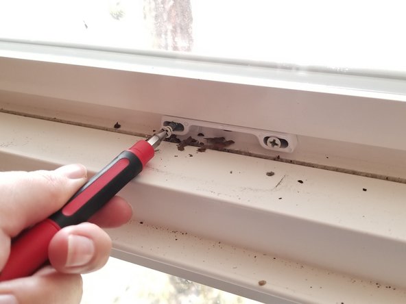 How to Replace a Sash Window Lock: passo 4, immagine 2 di 3