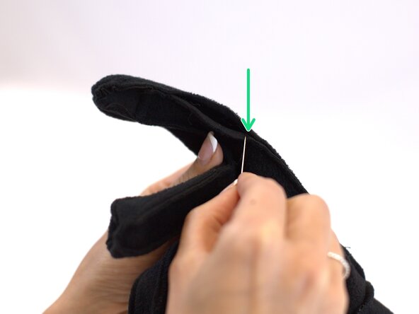 How to Repair a Seam Split in a Winter Glove, Start stitching: crwdns2935265:00crwdnd2935265:01crwdnd2935265:03crwdne2935265:0
