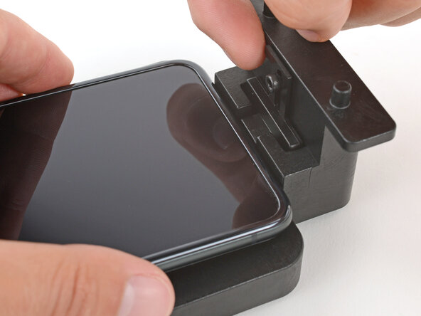 Motorola Razr+ Screen Protector Replacement, Slide the charging port holder into place: 3 단계, 이미지 3개 중 3개