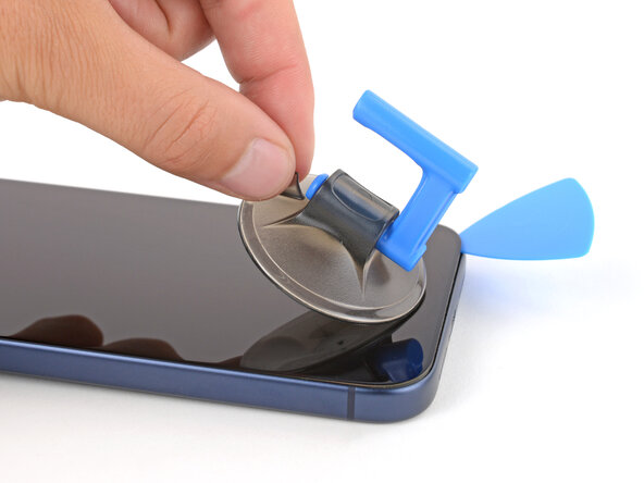 iPhone 17 Pro Battery Replacement, Remove the suction handle: crwdns2935265:011crwdnd2935265:01crwdnd2935265:01crwdne2935265:0