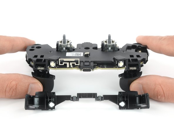 Sostituzione grilletti controller Google Stadia, Rimuovi il pulsanti dorsali: passo 27, immagine 3 di 3