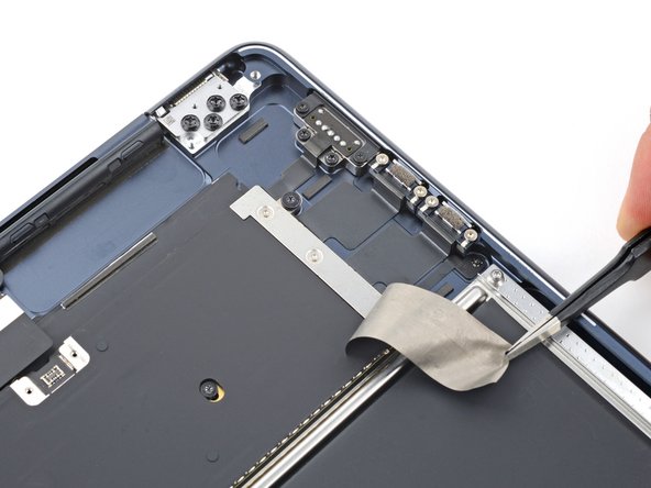 MacBook Air 15" 2023 MagSafe Port Replacement, Remove the right ports cover: crwdns2935265:017crwdnd2935265:02crwdnd2935265:02crwdne2935265:0