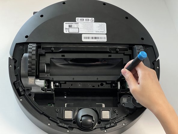 Roborock Q5 Main Brush Housing Replacement: crwdns2935265:011crwdnd2935265:02crwdnd2935265:02crwdne2935265:0