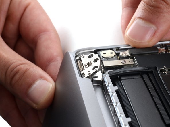 MacBook Pro 13" Touch Bar 2017 Screen Replacement, Free the left hinge: crwdns2935265:031crwdnd2935265:02crwdnd2935265:03crwdne2935265:0