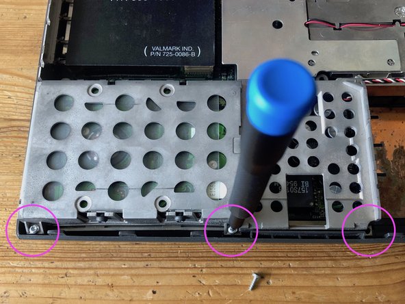 PowerBook 190cs teardown, hard disk case removal: passo 11, immagine 2 di 3
