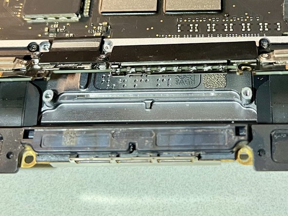 MacBook Pro 13" Dust-Gate Preventive Cleaning, Insert Antenna Bar Correctly: crwdns2935265:03crwdnd2935265:02crwdnd2935265:02crwdne2935265:0
