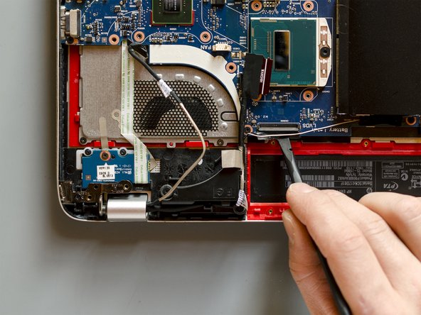 Upgrade the display panel and replace the display cable, Reconnect the display cable to the mother board (1 of 2): stap 0, afbeelding 3 van 3