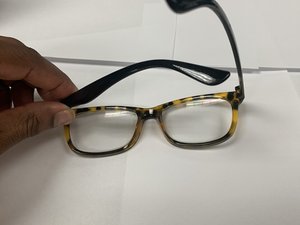 Cómo arreglar unas patillas flojas en unas gafas de lectura con montura de  plástico - Guía de reparación iFixit