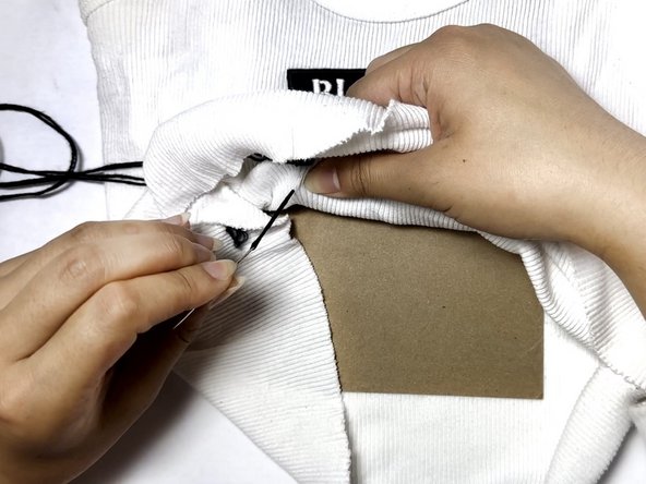 How to Hand Sew Patches Onto a Garment: passo 5, immagine 3 di 3