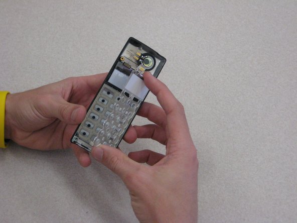 Disassembling Ericsson CF 388 LCD Display Screen: crwdns2935265:06crwdnd2935265:02crwdnd2935265:03crwdne2935265:0