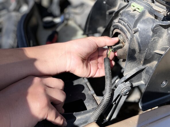 1986 Pontiac Fiero Headlight Motor Gear Replacement: crwdns2935265:02crwdnd2935265:03crwdnd2935265:03crwdne2935265:0