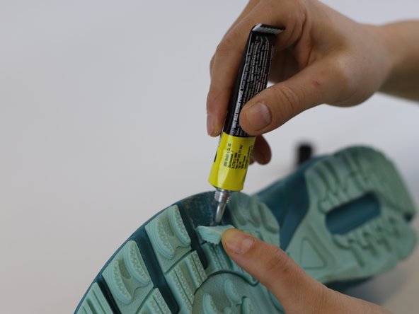 How to Repair a Sole Delamination From the Midsole, Prepare the Shoe Glue: crwdns2935265:03crwdnd2935265:02crwdnd2935265:03crwdne2935265:0