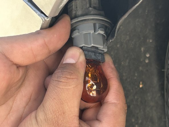 2006-2013 Toyota Corolla Turn Signal Bulb Replacement: étape 7, image 2 de 3