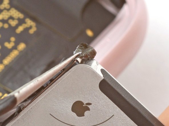 Apple Watch Series 9 (41mm) Battery Replacement, Remove the battery cable tape: 17 단계, 이미지 3개 중 3개