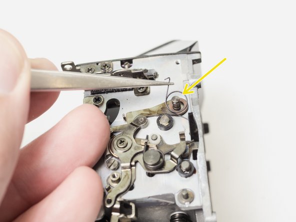 Pentax ME Super Mirror Box Service, Remove mirror release latch: crwdns2935265:030crwdnd2935265:02crwdnd2935265:03crwdne2935265:0