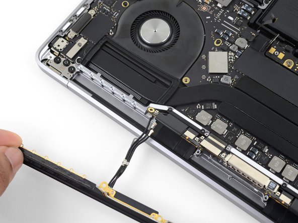 MacBook Pro 13" Touch Bar 2018 Screen Replacement, Remove the antenna assembly: crwdns2935265:025crwdnd2935265:03crwdnd2935265:03crwdne2935265:0