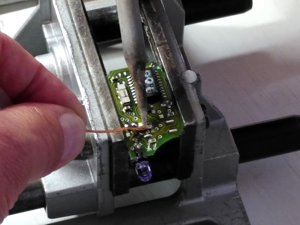 Mercedes-Benz infrared car key repair, Cleaning off the old solder: crwdns2935265:03crwdnd2935265:02crwdnd2935265:03crwdne2935265:0