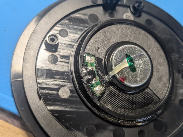 Razer Kraken (Kraken TE) Headband Replacement, Desolder the right driver: crwdns2935265:04crwdnd2935265:02crwdnd2935265:02crwdne2935265:0