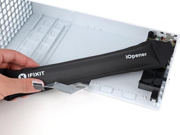 Xbox Series X (Digital Edition) Shell Replacement, Separate the USB board cable: crwdns2935265:027crwdnd2935265:02crwdnd2935265:02crwdne2935265:0