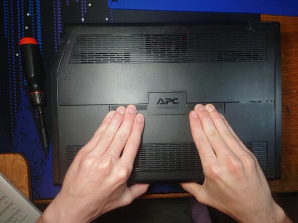 APC Back-UPS Pro 1000 S Teardown, Remove Battery Cover: crwdns2935265:02crwdnd2935265:02crwdnd2935265:03crwdne2935265:0