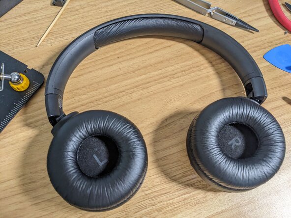 JBL Tune 510BT Ear cup holder replacement, Final touches: crwdns2935265:00crwdnd2935265:01crwdnd2935265:01crwdne2935265:0